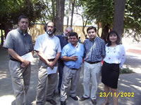 Los ganadores con el Alcalde y Claudia Alvarez. Atr�s, Kiko Ben�tez. (49,784 bytes)